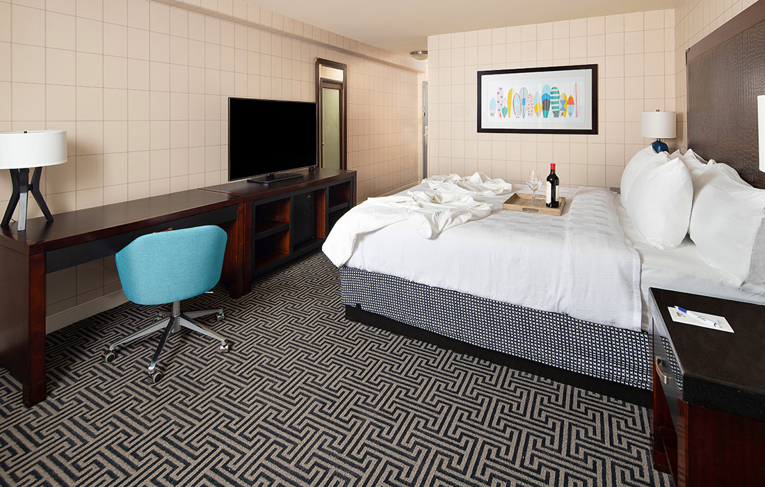 Our king guest room in Anaheim features a spacious king sized bed and ergonomic workspace.